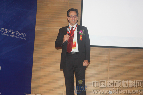 元素六公司執(zhí)行董事Mr.Walter做超硬材料發(fā)展論壇報告