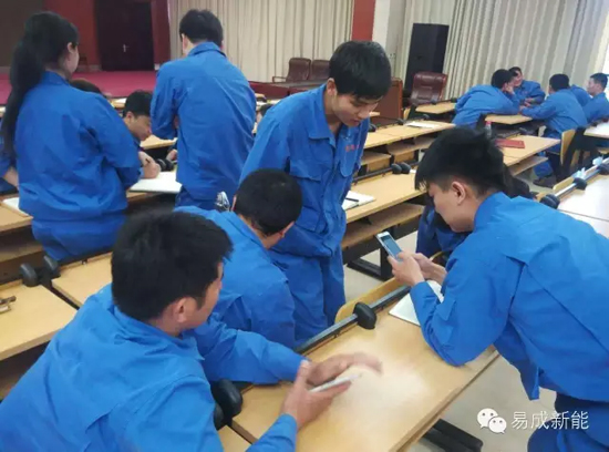 易成大學2016級行政管理初級班“五一”開課順利舉行