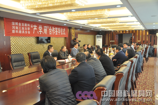 淄博金龍磨料、河南工業(yè)大學(xué)、中國機(jī)床工具工業(yè)協(xié)會磨料磨具分會簽署“產(chǎn)、學(xué)、研”合作協(xié)議