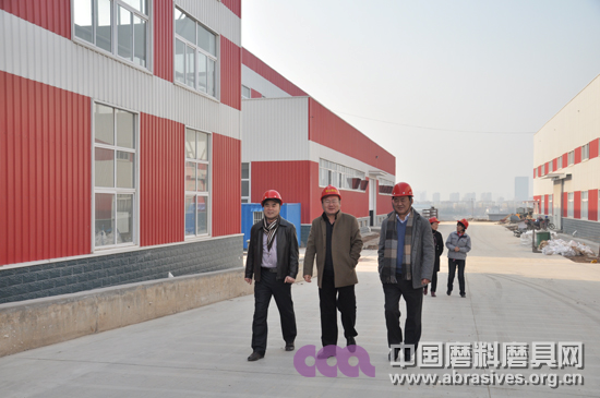 中國機(jī)床工具工業(yè)協(xié)會磨料磨具分會秘書長陳鵬、河南工業(yè)大學(xué)材料學(xué)院副院長栗正新一行到淄博調(diào)研魯信高新和淄博金龍等企業(yè)