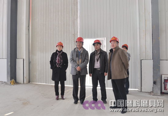 中國機(jī)床工具工業(yè)協(xié)會磨料磨具分會秘書長陳鵬、河南工業(yè)大學(xué)材料學(xué)院副院長栗正新一行到淄博調(diào)研魯信高新和淄博金龍等企業(yè)