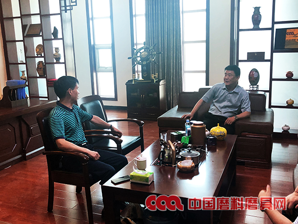協(xié)會秘書長陳鵬一行調(diào)研伊川地區(qū)磨料磨具企業(yè)