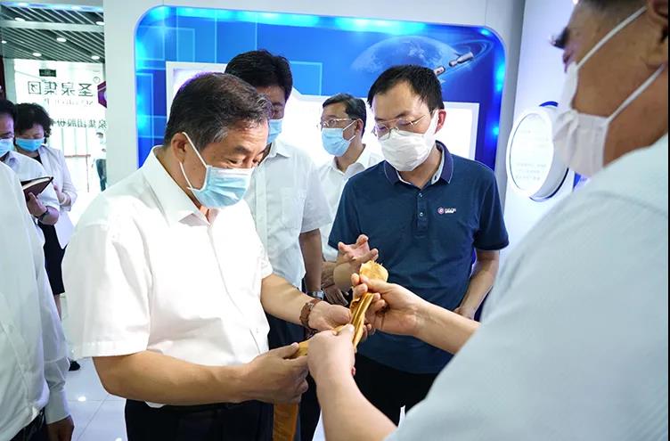 山東省委常委、濟(jì)南市委書記孫立成一行到圣泉集團(tuán)調(diào)研