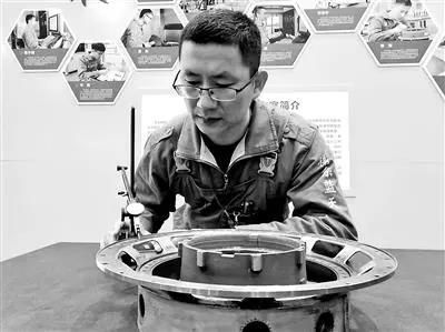 手工研磨精度1微米！空軍某航修廠高級(jí)技師姜振龍?jiān)谙s翼上“繡花”
