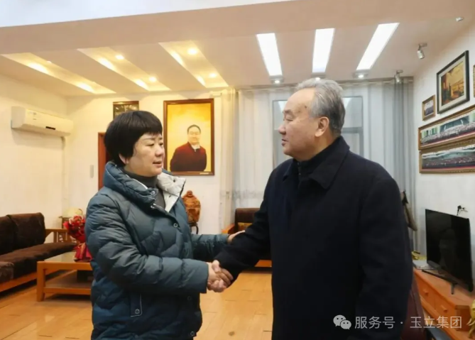咸寧市政協副主席劉中英新春慰問專家人才、湖北玉立砂帶集團終身名譽董事長黎珊玉